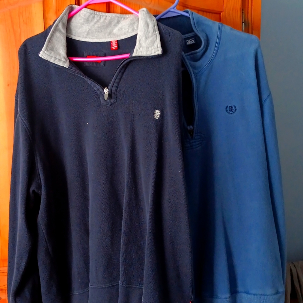 Selling 2 pullovers